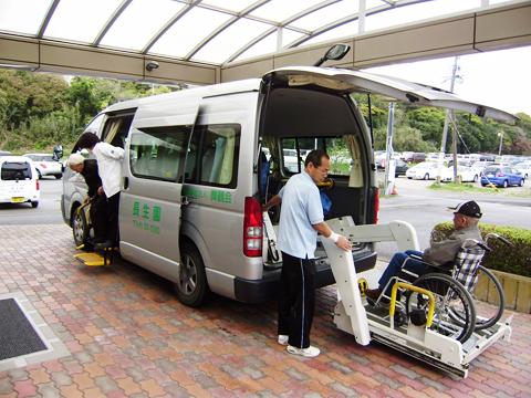 郊外にあるので車で楽々通勤できます。
