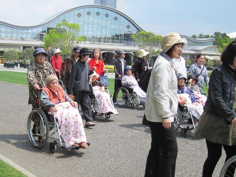 近隣散策や園芸活動なども積極的に。行っています。