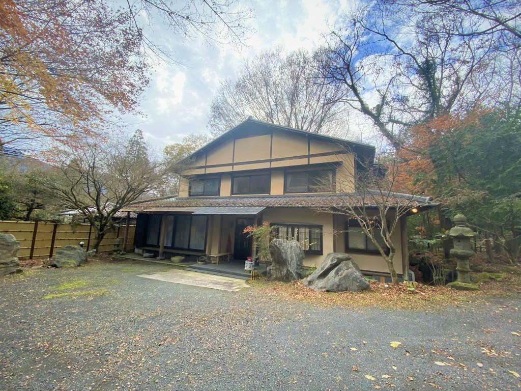 由布岳の麓に位置します。