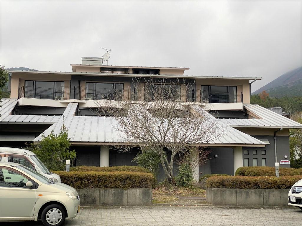 由布岳の麓に位置します。