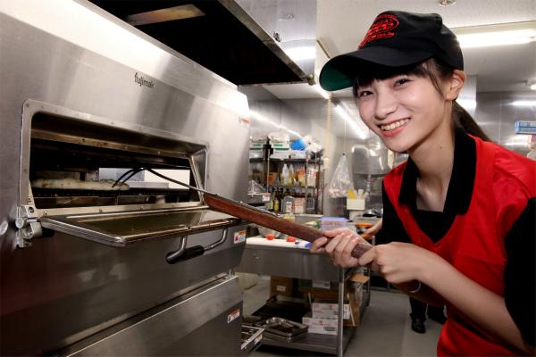 チームワークで助け合いながら楽しく働いています。