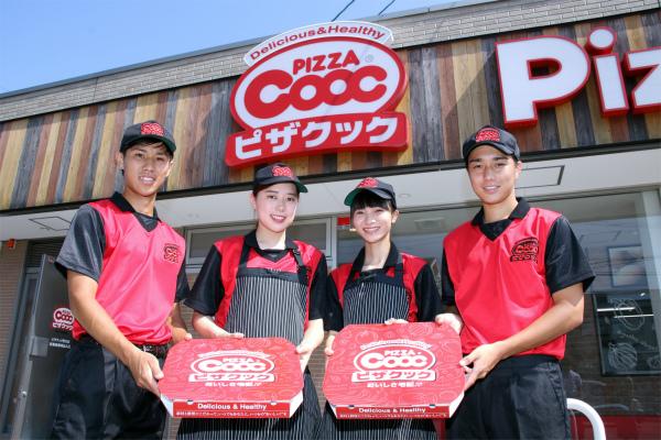 チームワークで助け合いながら楽しく働いています。