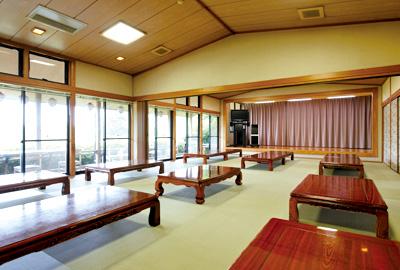 幅広い年齢層のスタッフが活躍しています。