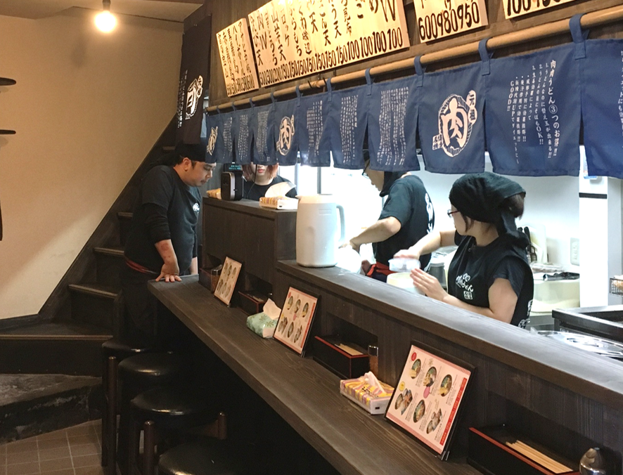 幅広い年齢層のスタッフが頑張っています。