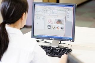 コンピュータで食材料の発注、物流管理、加工指示、配送手配