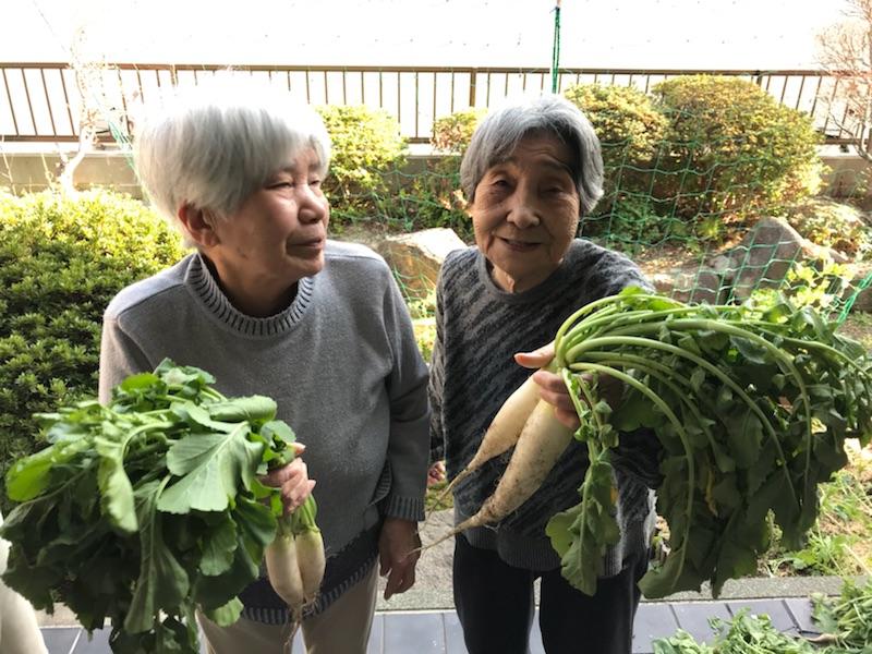 庭で採れた野菜をもって、ハイチーズ！！