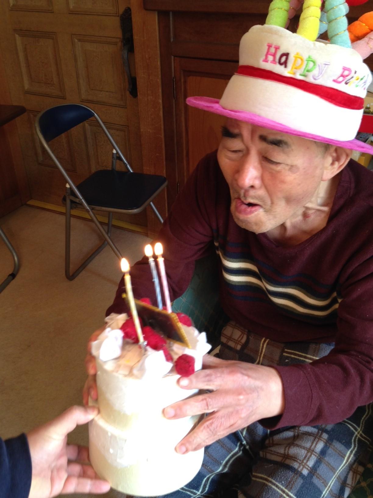 誕生日会の一場面です。ろうそくの灯を消そうと、フーッ(^^♪