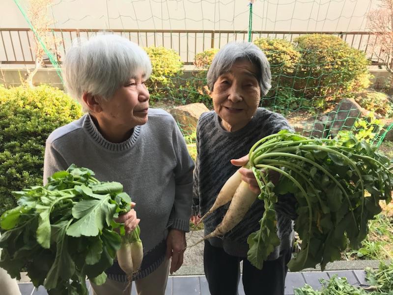 庭で採れた野菜をもって、ハイチーズ！！