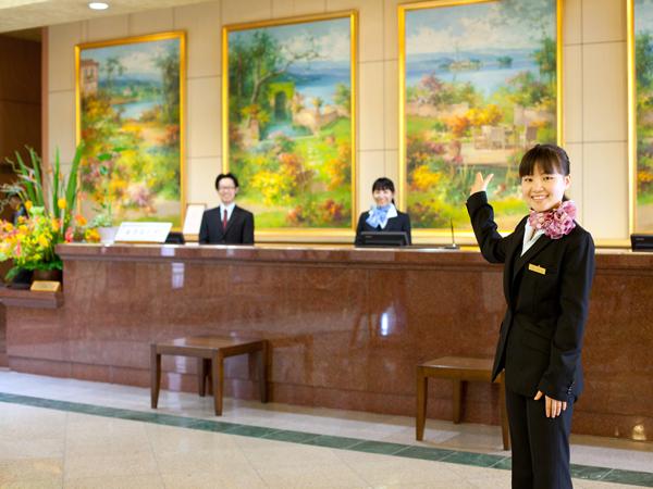 ホテルの顔としてお客様を笑顔で出迎えます。