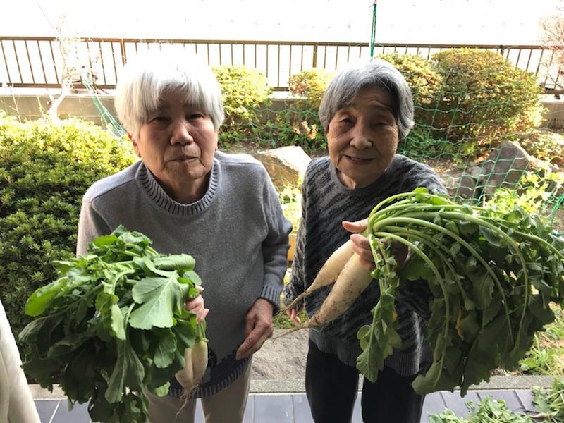 庭で採れた野菜をもって、ハイチーズ！！